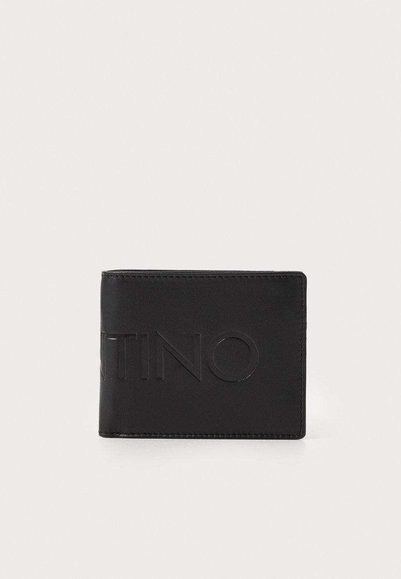 Portefeuille en cuir noir avec le texte "VALENTINO" embossé, de forme rectangulaire, texture lisse et couture contrastante le long des bords.