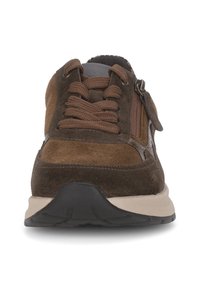 Braune Wildleder-Sneaker mit gepolstertem Zunge, abgerundetem Zehenbereich, strukturierten Akzenten und einer schwarzen Gummisohle. Mit Schnür- und Reißverschluss.