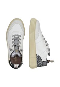Sneaker in pelle bianca con accenti grigi, pannelli laterali texturizzati, punta rotonda e suola in gomma. Lacci e brandizzazione visibili. Design a doppio materiale.
