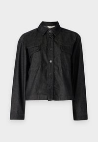 Chaqueta de mezclilla negra con mangas largas, cierre de botones, dos bolsillos en el pecho, cuello estructurado y un diseño corto. Textura suave.