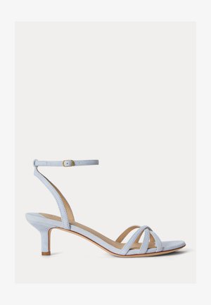 Lyseblå semsket skinn sandaler med lave hæler, ankelrem og spenne, åpen tå og kryssede frontstropper.