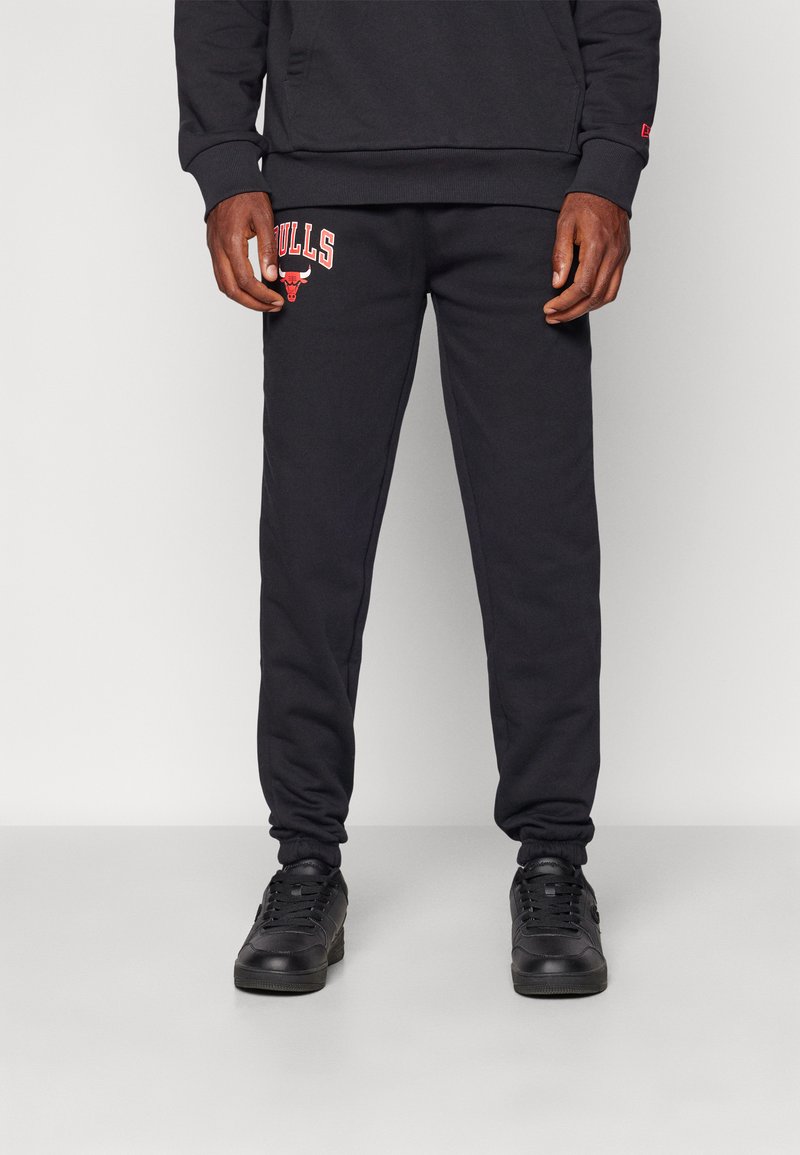 Pantaloni da jogging neri in misto cotone, con polsini a coste, tasche laterali e un logo rosso "BULLS" con una grafica di testa di toro sulla coscia sinistra.
