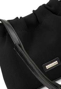 Borsa a spalla nera in maglia con superficie testurizzata, parte superiore arricciata e tracolla in pelle nera liscia. Presenta un'etichetta con logo dorato.