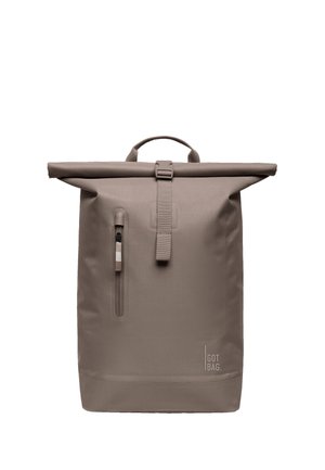 Rulletop rygsæk i lysebrun, lavet af vandafvisende materiale. Har en frontlomme med lynlås og et håndtag på toppen. Logoet er trykt i bunden.