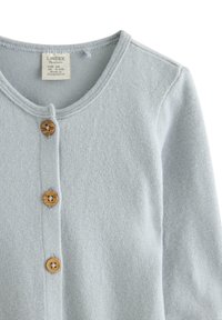 Cardigan bleu clair en tricot doux, avec un col en V, quatre boutons en bois et des manches longues.