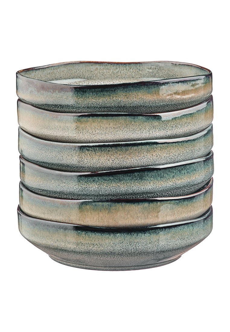Gestapelte Keramikschalen in verschiedenen Grüntönen und Beige, mit einem gewellten Randdesign und einer strukturierten Oberfläche für zusätzlichen visuellen Reiz.