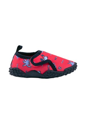 Zapato de agua rojo para niños con patrones de cangrejo y pez azules, suela texturizada negra y cierre de velcro sobre fondo blanco.