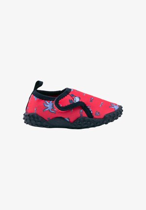 Zapato de agua rojo para niños con patrones de cangrejo y pez azules, suela texturizada negra y cierre de velcro sobre fondo blanco.