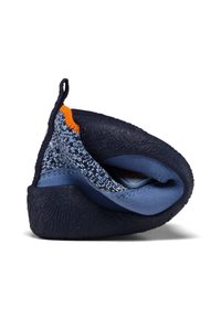 Chaussure slip-on flexible navy avec une tige tricotée ornée d'accents bleus et oranges. Semelle en caoutchouc texturée pour l'adhérence et le confort.