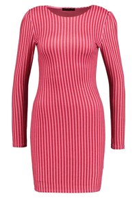 Robe à manches longues en tissu rose avec des rayures verticales alternées, présentant une silhouette cintrée et un col rond. Texture scintillante notable.