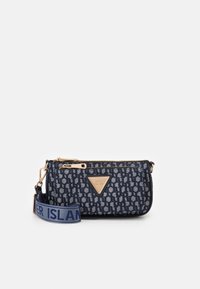 Tmavě modrá vzorovaná obdélníková taška přes rameno se zlatými zipy, trojúhelníkovou zlatou logo destičkou a širokým nastavitelným popruhem s textem "River Island".