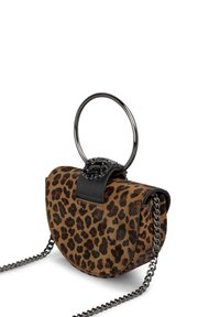 Tasje met luipaardprint in een ronde vorm, zwarte leren accenten, een metalen ringhandvat en een decoratieve sluiting met zwarte stenen.