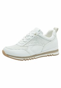 Sneaker bianca in pelle perforata con parte superiore testurizzata, suola in gomma marrone a contrasto e lacci piatti. Presenta un colletto imbottito e un piccolo tacco.