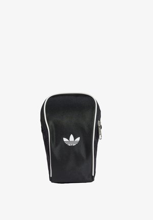 Must must have läikiv viimistlus, valge tõmblukk ja ikooniline valge logo. Omab võrguküljed ventilatsiooniks ja stiilset, kompaktset disaini.