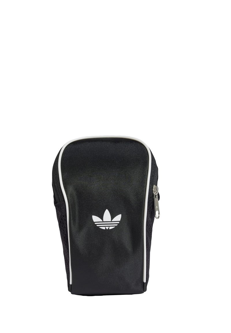 Bolsa de deporte negra con un acabado brillante, cremallera blanca y logotipo icónico en blanco. Cuenta con laterales de malla para ventilación y un diseño elegante y compacto.