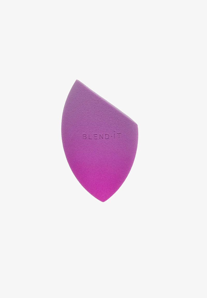 Fioletowa gąbka do makijażu w kształcie gruszki z gładką fakturą, z kolorowym gradientem. Na płaskiej stronie jest wytłoczone hasło "BLEND IT".