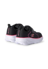 Sneakers in rete nere con accenti rosa, dotati di una fascetta in Velcro, punta rotonda e suola bianca ammortizzata. Logo notevole sul lato.