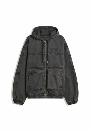 Grå denimjacka med huva, som har en framsida med dragkedja, två stora framfickor och elastiska ärmslut. Strukturerat tyg med synlig sömnad.