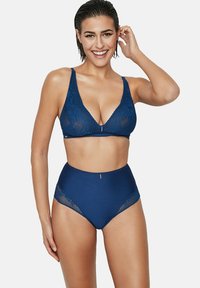 Soutien-gorge en dentelle bleu marine avec un design triangulaire et des bretelles réglables, associé à un bas de bikini taille haute avec des accents en dentelle.