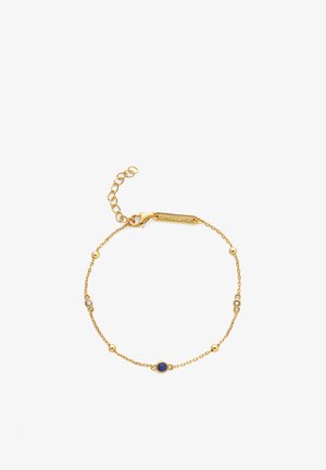 Goldfarbener Kettenarmband mit Karabinerverschluss, verziert mit runden blauen und klaren Steinen sowie dekorativen Metallperlen entlang der Länge.