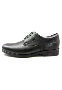 Zapato de vestir de piel negra con textura suave, punta redondeada, diseño con cordones y sutiles acentos de costura en la parte superior.