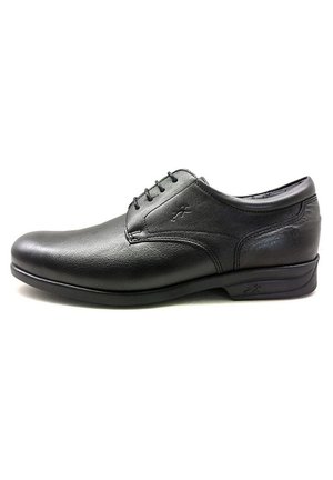 Zapato de vestir de piel negra con textura suave, punta redondeada, diseño con cordones y sutiles acentos de costura en la parte superior.