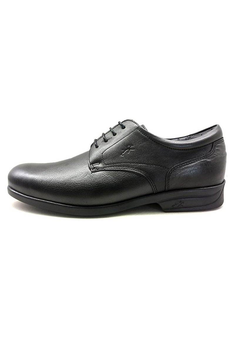 Zapato de vestir de piel negra con textura suave, punta redondeada, diseño con cordones y sutiles acentos de costura en la parte superior.