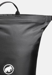 Bolsa de almacenamiento de tela negra con un patrón de cuadrícula texturizado, que presenta un asa superior y un logotipo circular de elefante blanco en la parte frontal.