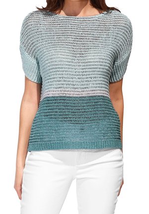 Gebreide korte mouwen trui in gradient tinten teal, met losse weving, geribbelde randen en een ontspannen pasvorm. Gecombineerd met witte broek.
