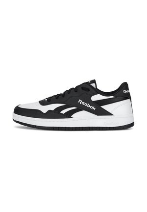 Sneaker Reebok basso in bianco e nero con chiusura con lacci, strisce laterali con marchio e suola imbottita, vista dal lato esterno.
