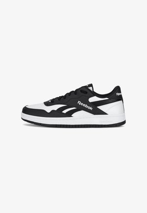 Czarno-biała niska tenisówka Reebok z zapięciem na sznurowadła, z charakterystycznymi paskami po boku i amortyzowaną podeszwą, widziana od zewnętrznej strony.