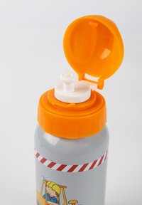 Graue Wasserflasche mit einem orangefarbenen Schraubdeckel und Klappverschluss. Sie hat eine weiße Düse und ein bunt gestreiftes Design nahe dem Boden.