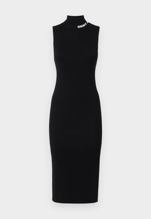 Zwarte geribbelde midi-jurk met een hoge hals. Kenmerkt het DKNY-logo in het wit op de kraag. De slim fit benadrukt de silhouet.