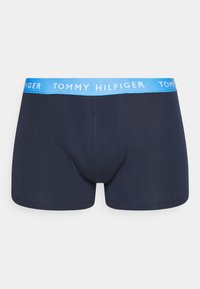 Boxers pour hommes bleu marine avec une taille élastique douce, comportant le texte "TOMMY HILFIGER" en blanc. Le tissu semble lisse avec une forme ajustée.