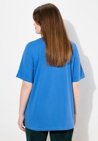 Ulla Popken GRANDES TAILLES - Jednoduché tričko - cornflower blue