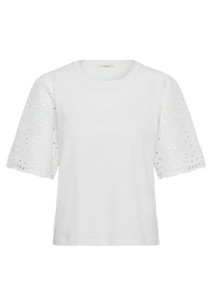 Blusa blanca de manga corta con cuello redondo y detalles de encaje de ojales en las mangas abullonadas y bordes festoneados.