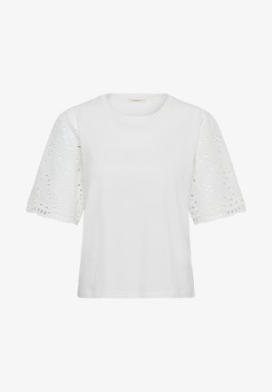 Blusa blanca de manga corta con cuello redondo y detalles de encaje de ojales en las mangas abullonadas y bordes festoneados.