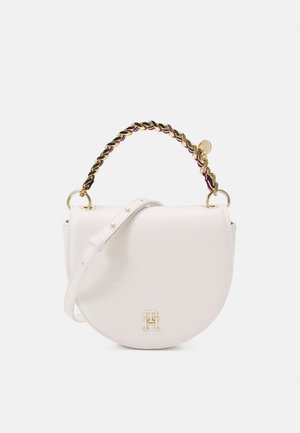 Witte leren handtas met een gebogen vorm, gouden beslag en een gevlochten schouderriem met zwarte en rode accenten. Logo geperst aan de voorkant.