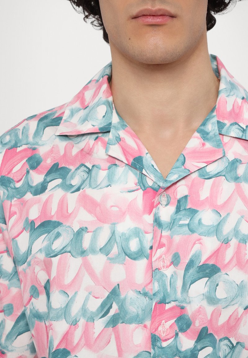 Short-sleeve shirt made of lightweight fabric featuring a pink and teal abstract brushstroke pattern and a classic collar.