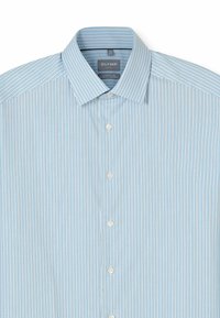 Hellblaues Hemd mit durchgehender Knopfleiste, das vertikale Streifen in dunklerem Blau aufweist. Der Stoff wirkt glatt, mit klassischem Kragen und Standard-Knopfleiste.