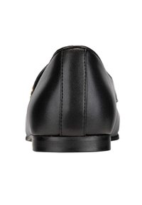 Svart läder sko med en rund klack, slät yta och minimala sömnadsdetaljer. Baksidan är n ågot formad för att ge en åtsittande look.