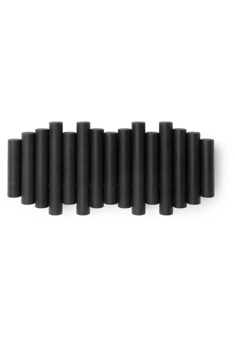 Oggetto cilindrico nero disposto in un motivo curvo, con altezze variabili e una superficie liscia, montato su uno sfondo bianco.