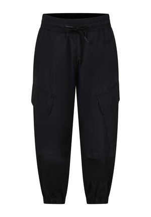 Pantaloni cargo neri con elastico in vita, cordino e polsini alla caviglia svasati. Presenta due tasche cargo laterali e una texture del tessuto liscia.