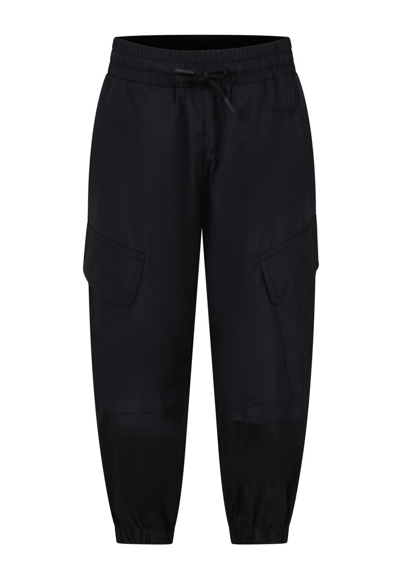 Pantaloni cargo neri con elastico in vita, cordino e polsini alla caviglia svasati. Presenta due tasche cargo laterali e una texture del tessuto liscia.