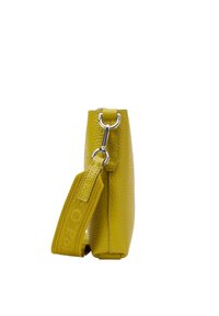 Geel leren handtas met een gestructureerd oppervlak, voorzien van een leren hengsel met zilverkleurige hardware en een unieke platte vorm. Inclusief een gevlochten hengselaccent.