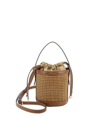 Borsa secchiello in pelle marrone e paglia intrecciata con chiusura in tessuto con coulisse e tracolla regolabile.