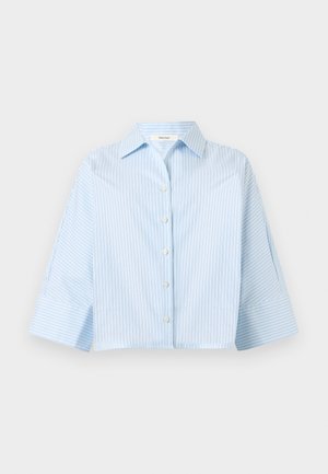 Ανοιχτό μπλε πουκάμισο με λεπτές κάθετες λευκές ρίγες και φαρδιά μανίκια τριών τετάρτων, παρουσιάζεται σε λευκό φόντο.