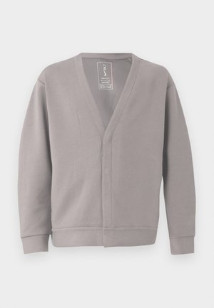 Grå långärmad cardigan med V-ringning. Tillverkad av mjukt material, har en avslappnad passform och rena sömmar. Ingen knäppning eller utsmyckning.