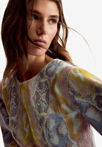 Dugi rukav, višebojni džemper s mješavinom plavih, žutih i ružičastih uzoraka, s zakrivljenim izrezom i teksturiranom površinom.