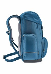 Mochila azul con un exterior texturizado; cuenta con correas acolchadas, acentos de malla, múltiples bolsillos con cremallera y una base reforzada.